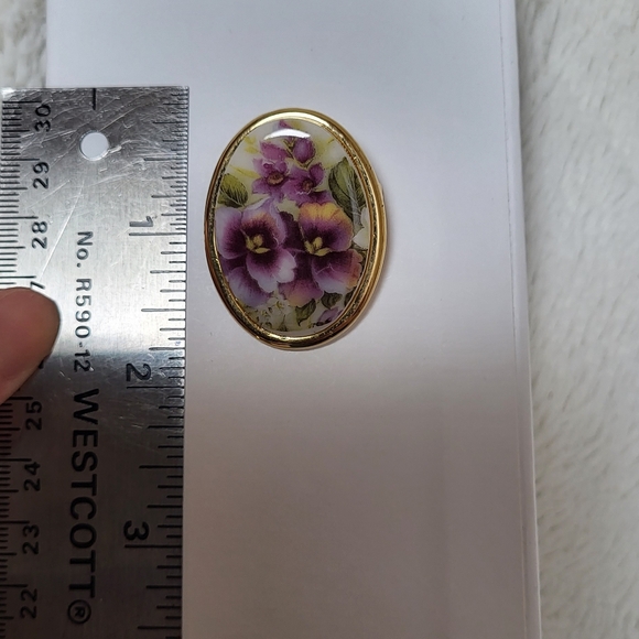 Vintage Porcelain Brooch with Painted Purple Violets! - Picture 3 of 5